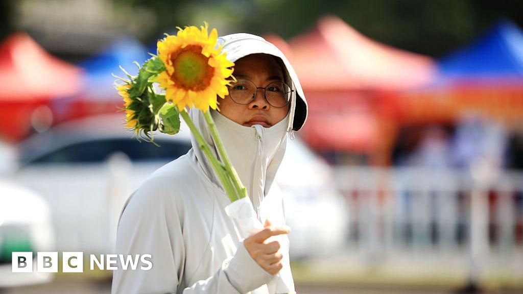 Chinese students sleep off heatwave in libraries and tents