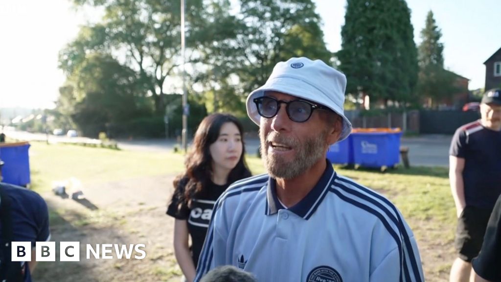 Oasis fans queue for Manchester gig